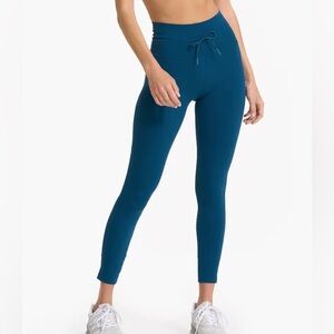 Vuori Daily Leggings in Cosmo